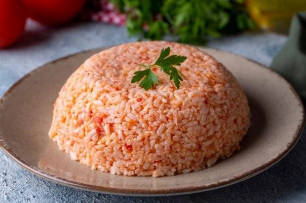 Lean pilaf with tomato sauce in a slow cooker is a simple and delicious recipe, how to cook step by step