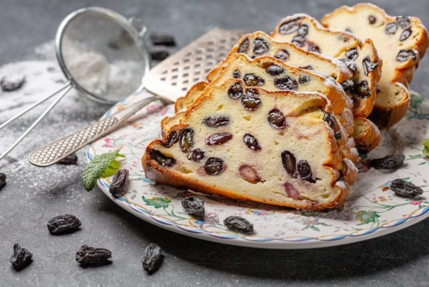 Cottage cheese casserole with raisins is a simple and delicious recipe, how to cook step by step