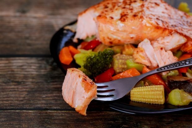 Pink salmon with vegetables in the oven is a simple and delicious recipe, how to cook step by step