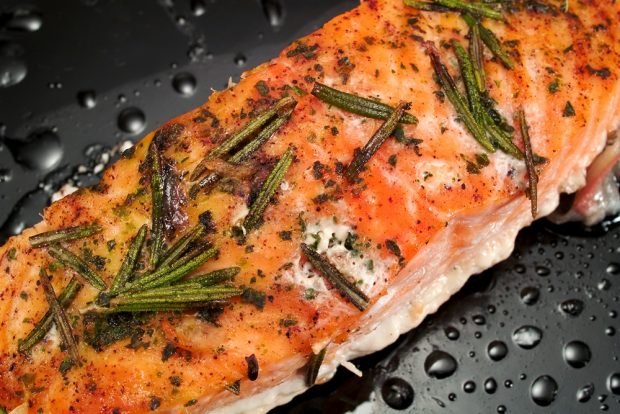 Salmon with rosemary in the oven is a simple and delicious recipe, how to cook step by step