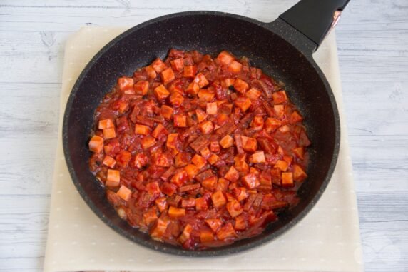 Solyanka with boiled and smoked sausage: photo of recipe preparation, step 4