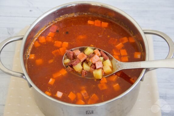 Solyanka with boiled and smoked sausage: photo of recipe preparation, step 5