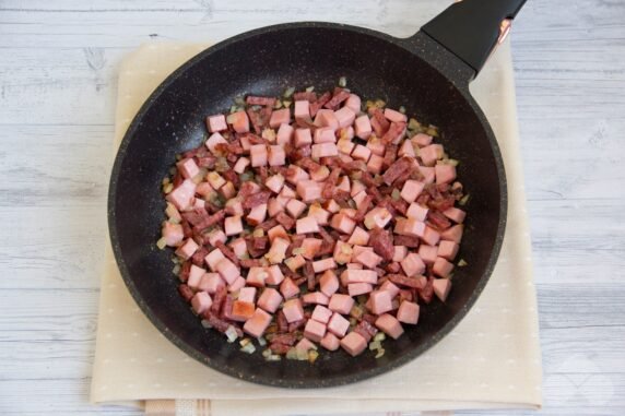 Solyanka with boiled and smoked sausage: photo of recipe preparation, step 3