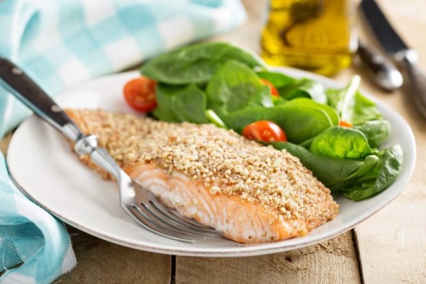 Salmon in nut breading in the oven is a simple and delicious recipe, how to cook step by step