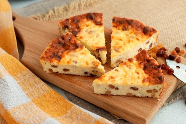 Cottage cheese casserole with raisins and starch in a slow cooker