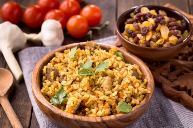 Pilaf with raisins and pork in a slow cooker 