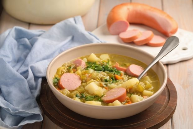 Pea soup with boiled sausage 