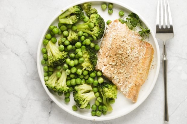 Pink salmon with green peas in the oven – a simple and delicious recipe, how to cook step by step