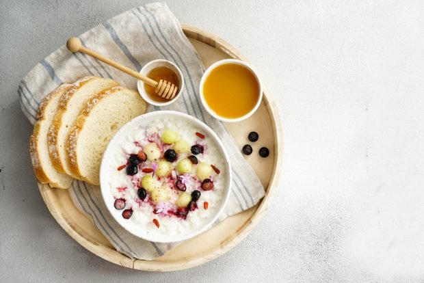 Rice porridge with berries and honey is a simple and delicious recipe, how to cook step by step