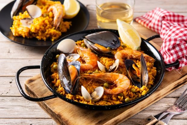 Classic Spanish paella with seafood – a simple and delicious recipe, how to cook step by step