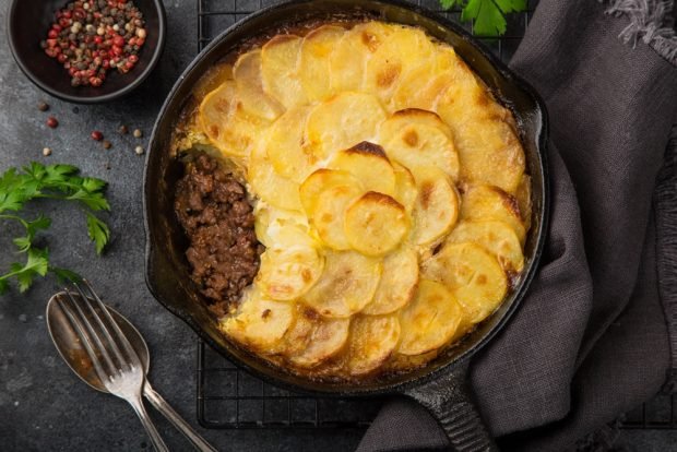 Potato casserole with minced meat and onions