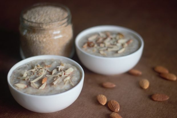 Wheat porridge with milk 