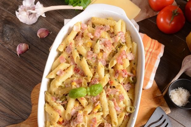 Pasta casserole with ham and corn 