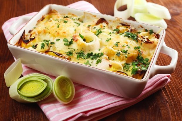 Potato casserole with leek under cheese 