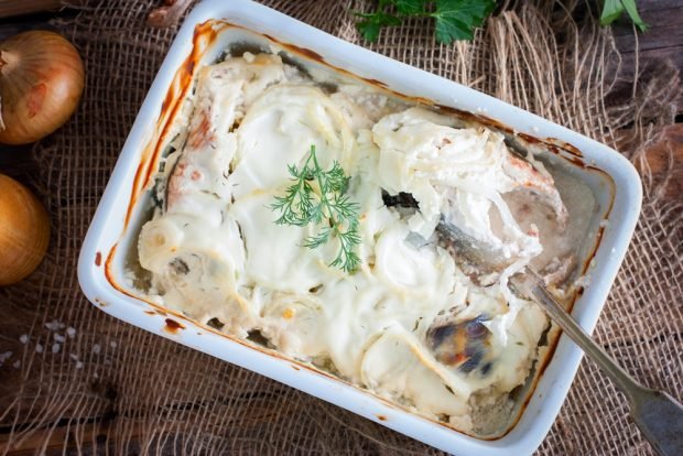 Baked pink salmon in cream 