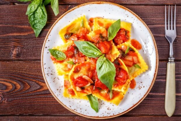 Ravioli with cheese in tomato and basil gravy is a simple and delicious recipe, how to cook step by step