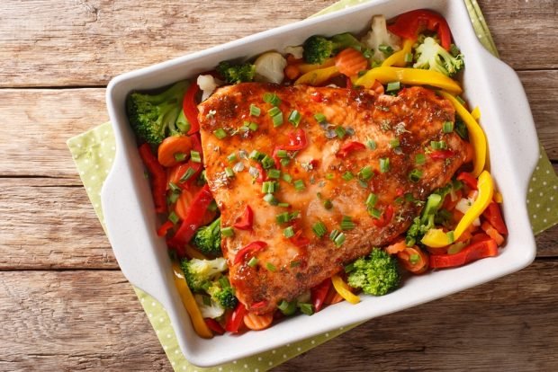 Salmon with broccoli and vegetables in the oven is a simple and delicious recipe, how to cook step by step