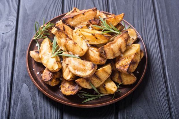 Rustic potatoes in a grill pan