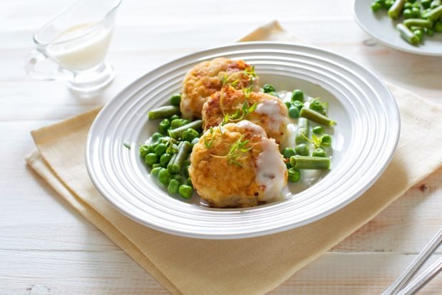 Chicken cutlets with peas