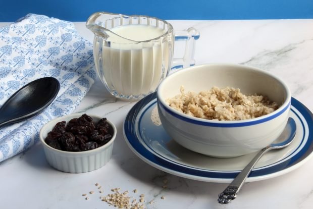 Oatmeal porridge with raisins in a slow cooker is a simple and delicious recipe, how to cook step by step