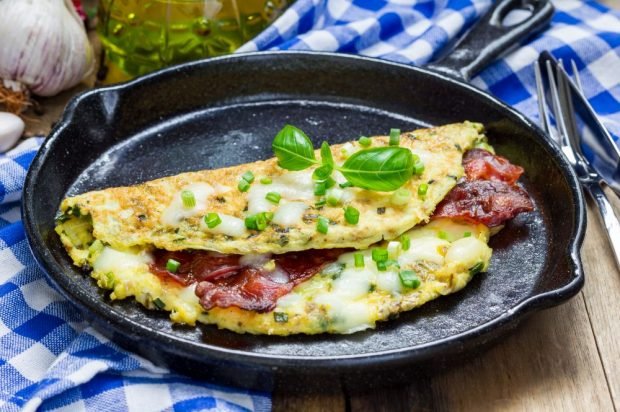 Omelet with fried bacon and mozzarella – a simple and delicious recipe, how to cook step by step