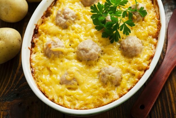 Potato casserole with chicken meatballs is a simple and delicious recipe, how to cook step by step