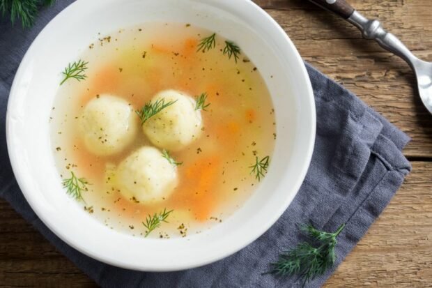 Beef broth soup with cheese dumplings is a simple and delicious recipe, how to cook step by step