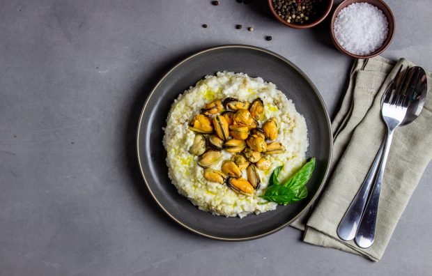 Risotto with mussels is a simple and delicious recipe, how to cook step by step