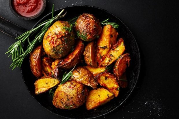 Rustic potatoes baked in hot sauce – a simple and delicious recipe, how to cook step by step