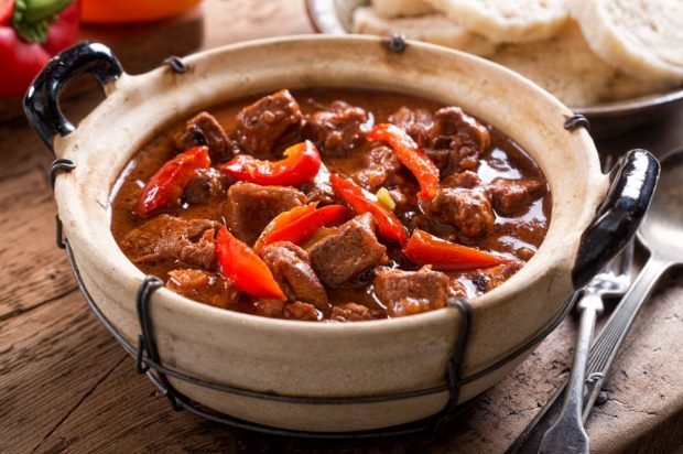 Beef and bell pepper goulash is a simple and delicious recipe, how to cook step by step