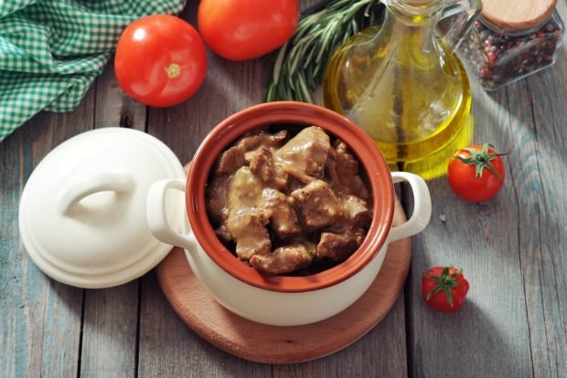 Goulash in tomato and cream sauce in pots is a simple and delicious recipe, how to cook step by step