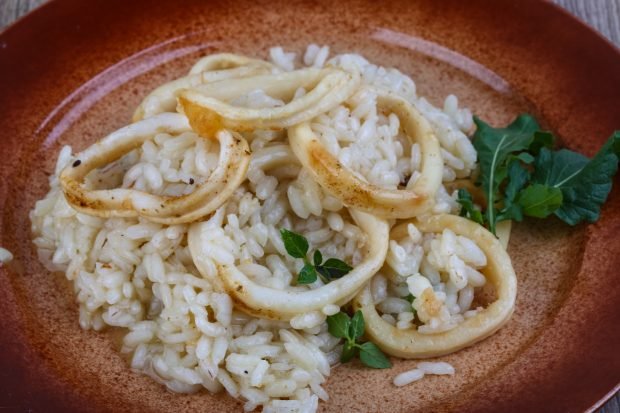 Squid risotto is a simple and delicious recipe, how to cook step by step