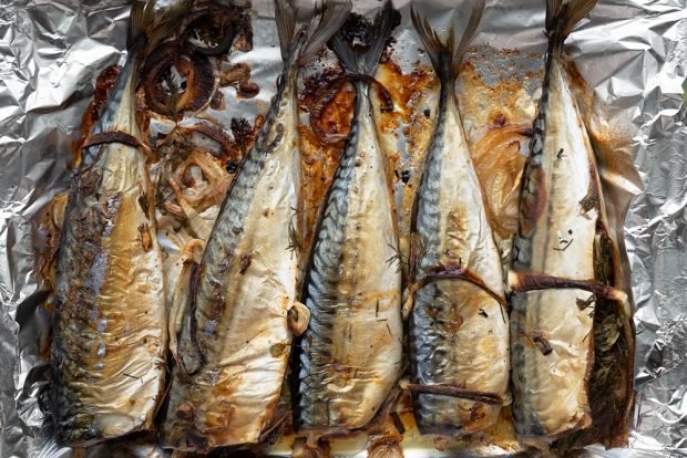 Mackerel with onions in the oven is a simple and delicious recipe how to cook step by step