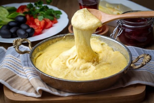 Corn porridge with cheese is a simple and delicious recipe, how to cook step by step