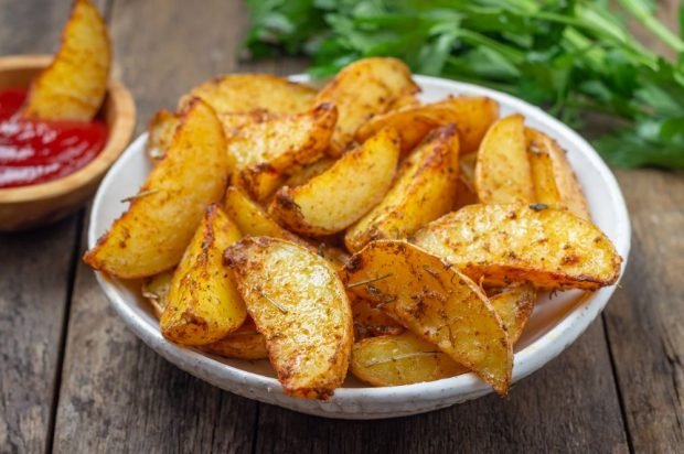 Golden potatoes in a rustic way