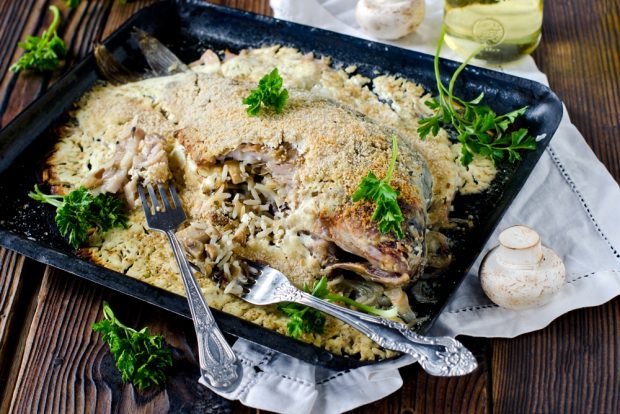 Carp stuffed with rice and mushrooms 