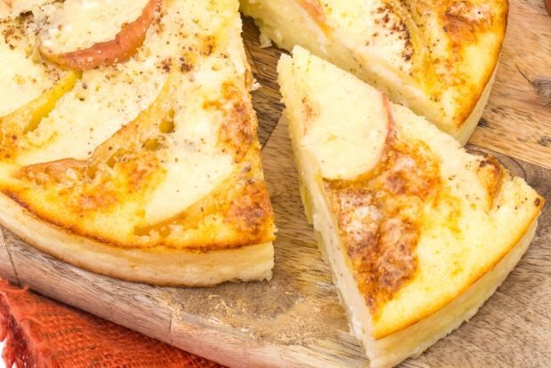 Cottage cheese casserole with apples and cinnamon