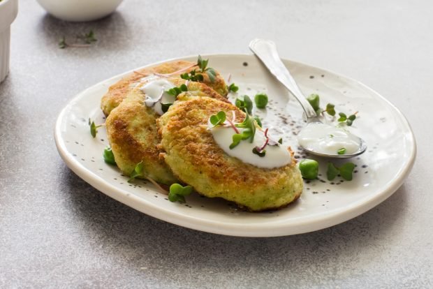 Pancakes made of broccoli, peas and cottage cheese