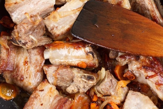 Pork ribs with onions and carrots in a frying pan – a simple and delicious recipe, how to cook step by step