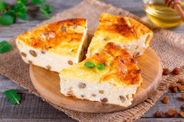 Cottage cheese casserole with raisins and semolina in the oven