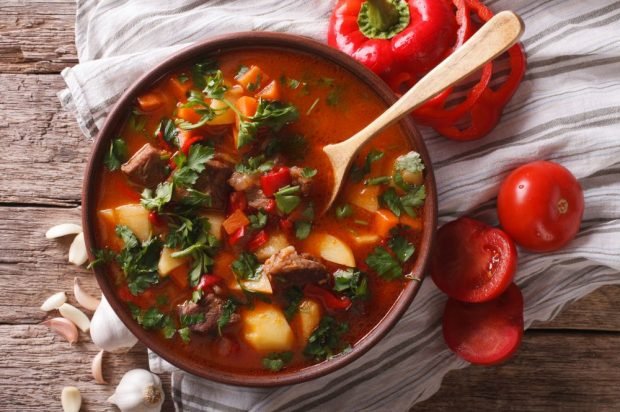 Pork goulash with fresh vegetables and hot pepper 