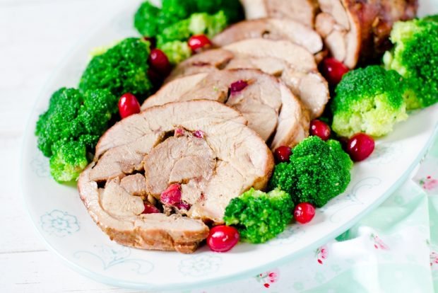 Turkey roll with cranberries 