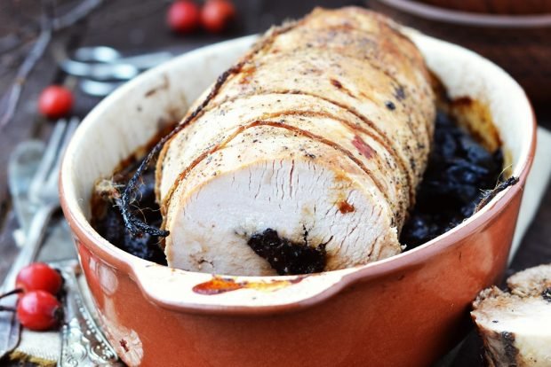 Turkey roll with prunes is a simple and delicious recipe, how to cook step by step