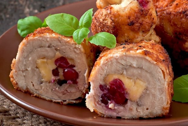 Chicken roll with cranberries and cheese is a simple and delicious recipe, how to cook step by step