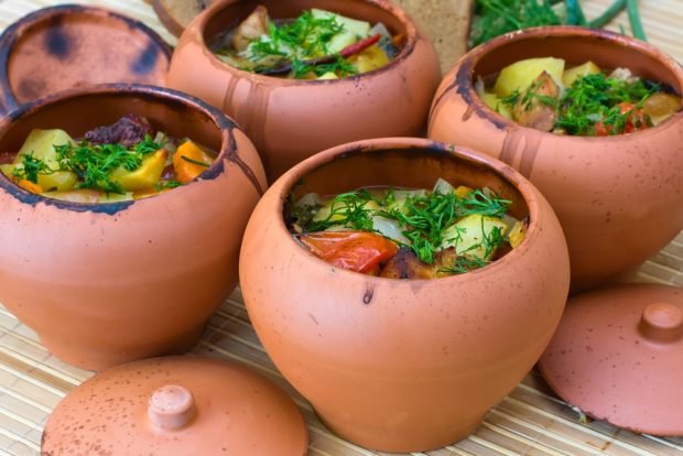 Stew with potatoes in pots is a simple and delicious recipe, how to cook step by step