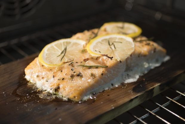 Dietary salmon in the oven is a simple and delicious recipe, how to cook step by step