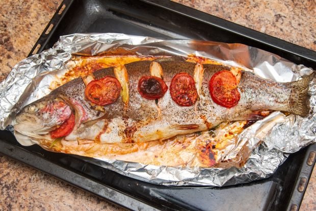 Trout with tomatoes and soy sauce is a simple and delicious recipe, how to cook step by step