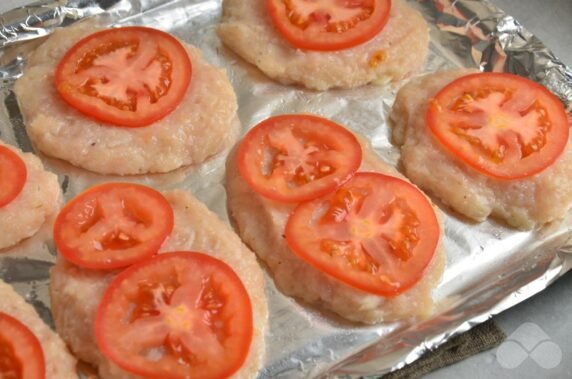 Chicken cutlets with tomatoes and cheese in the oven: photo of recipe preparation, step 4