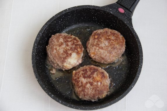 Juicy cutlets on sour cream: photo of recipe preparation, step 6