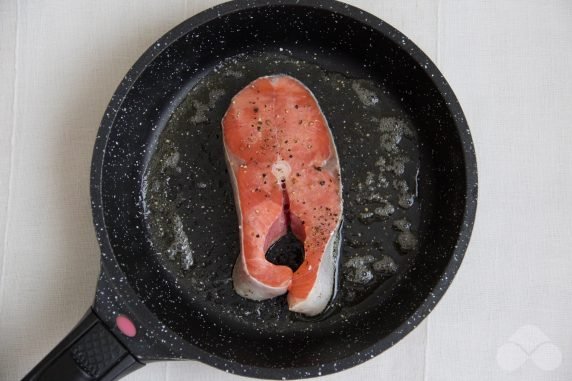 Pink salmon steak in a frying pan: photo of recipe preparation, step 3